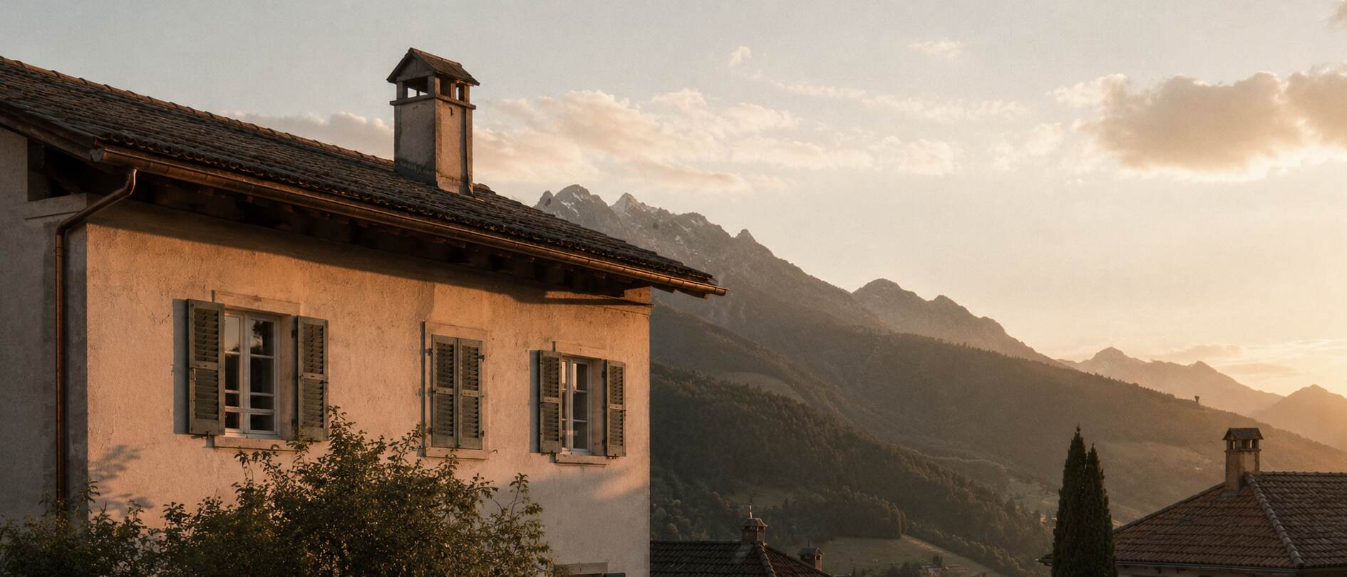 Wohnhaus vor Südtiroler Berglandschaft im Abendlicht